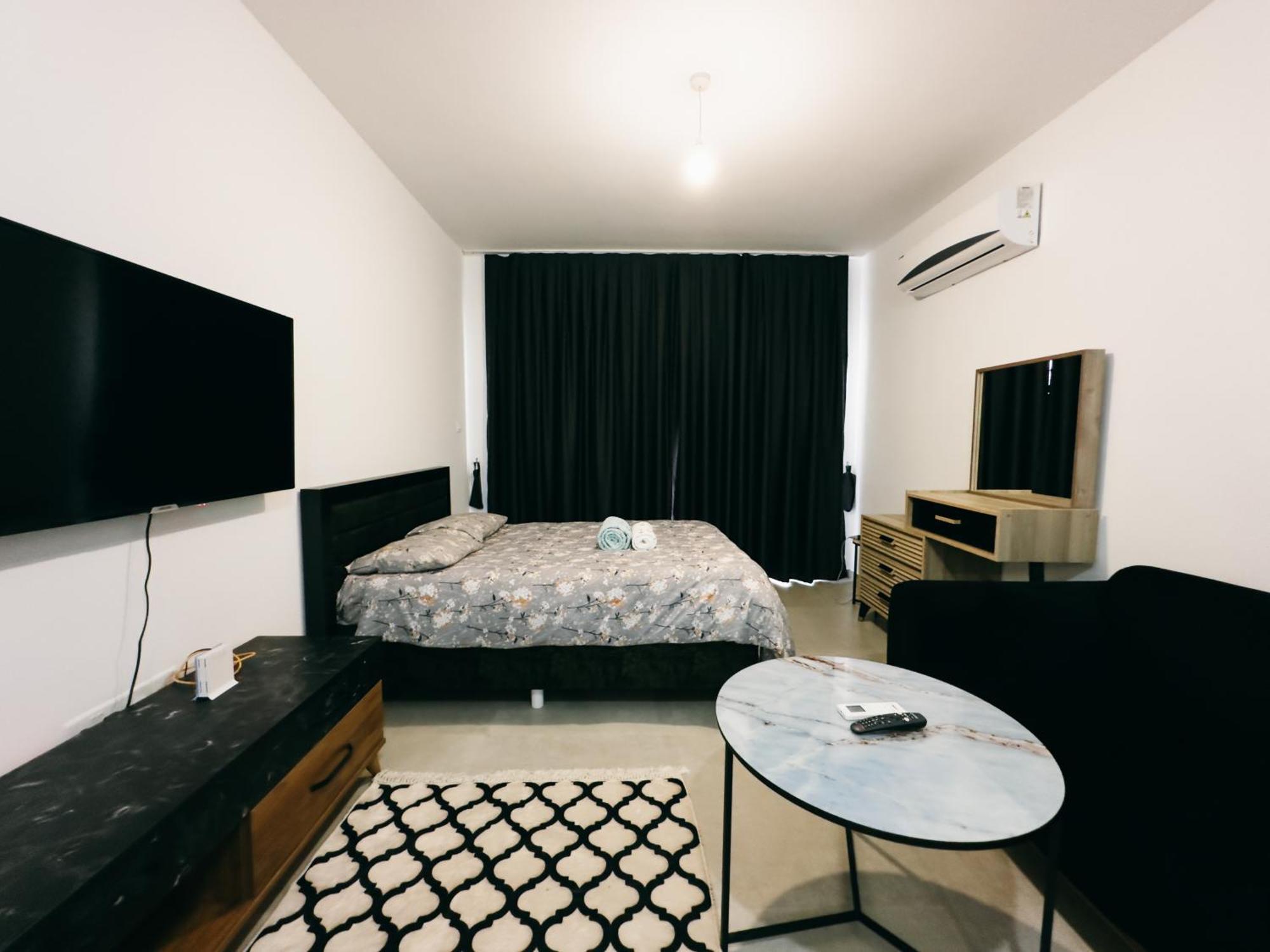 Ceasar Spacious In Amelius Apartment *